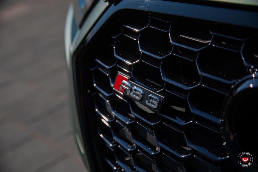 Логотип Audi RS3 Sedan on Vossen Wheels (VPS-301) 2018 года  (фото 46 из 57)
